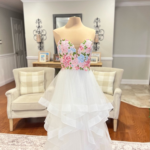 Gorgeous Camille La Vie ball gown dress perfect for prom, sweet 16th and formal - Picture 3 of 11